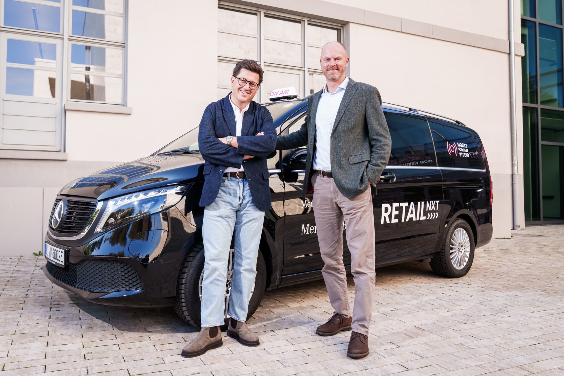 Ruben Doppelstein beim RETAIL NXT Podcast mit Christoph Kastaun vor dem mobilen Podcast-Studio